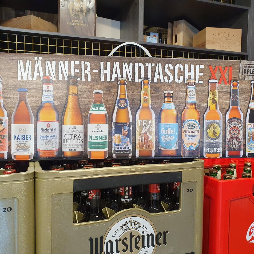 Wählt aus der Biervielfalt aus, die unsere "Männerhandtaschen" und "Werkzeugkisten" für euch bereithalten.