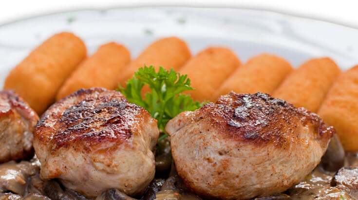 Pfeffermedaillons vom Schwein mit Kroketten