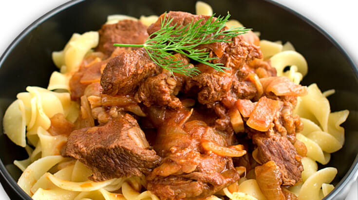 Hirschgulasch mit Nudeln